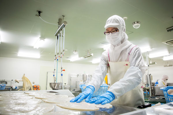 岩手・釜石のイカに特化した冷凍食材・製造販売 株式会社井戸商店/作業風景2